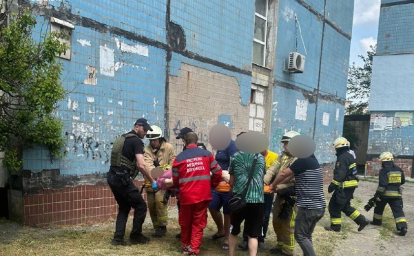 Кликала на допомогу: у Дніпрі патрульні допомогли жінці, яка впала з аварійного балкону