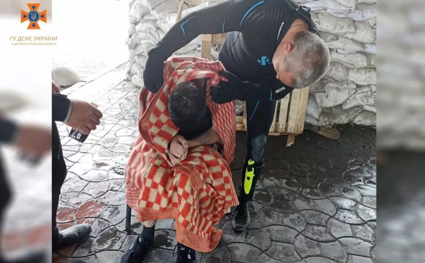 Стрибнув з Нового мосту: надзвичайники Дніпра врятували 29-річного самогубця