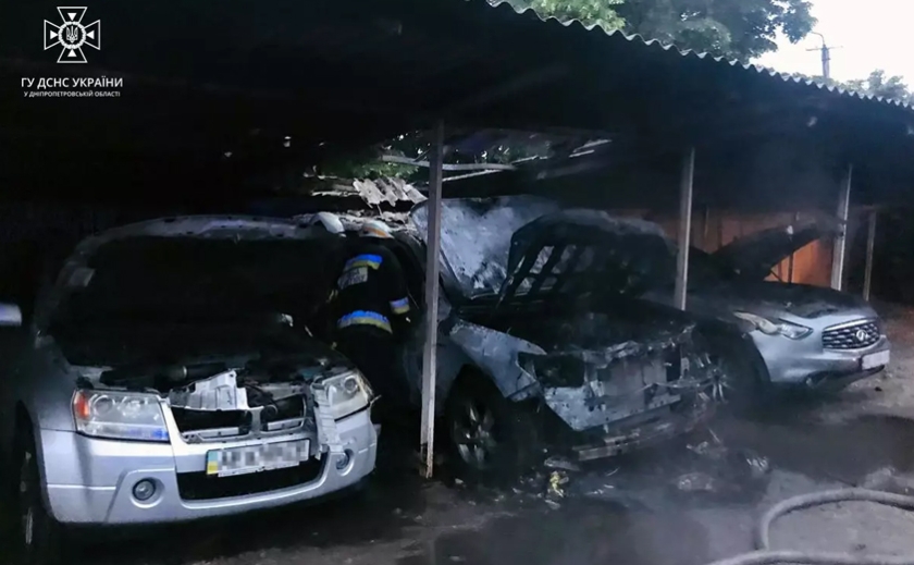 На автостоянці у Дніпрі згоріло 3 автівки: деталі