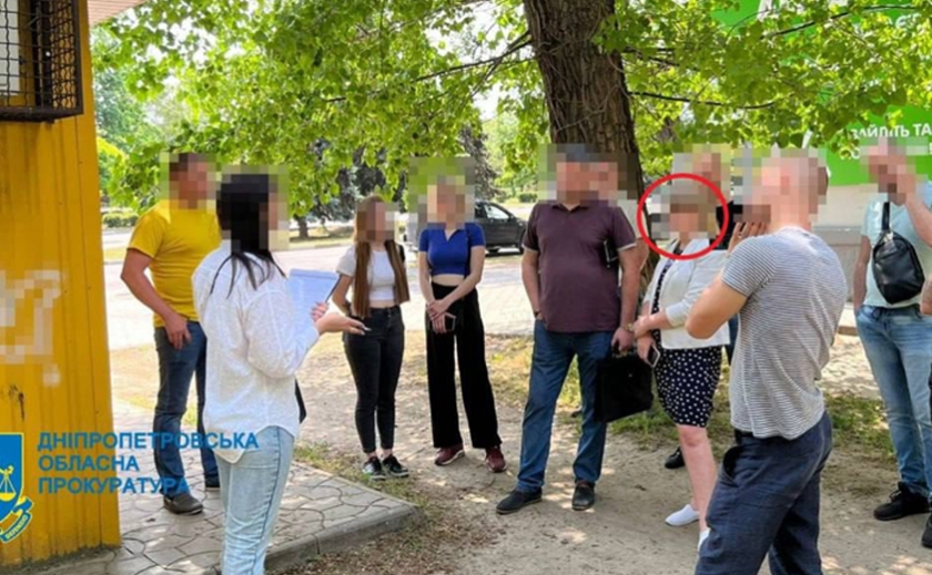Вимагала хабар у волонтера: затримано начальницю управління однієї з міських рад Дніпропетровщини