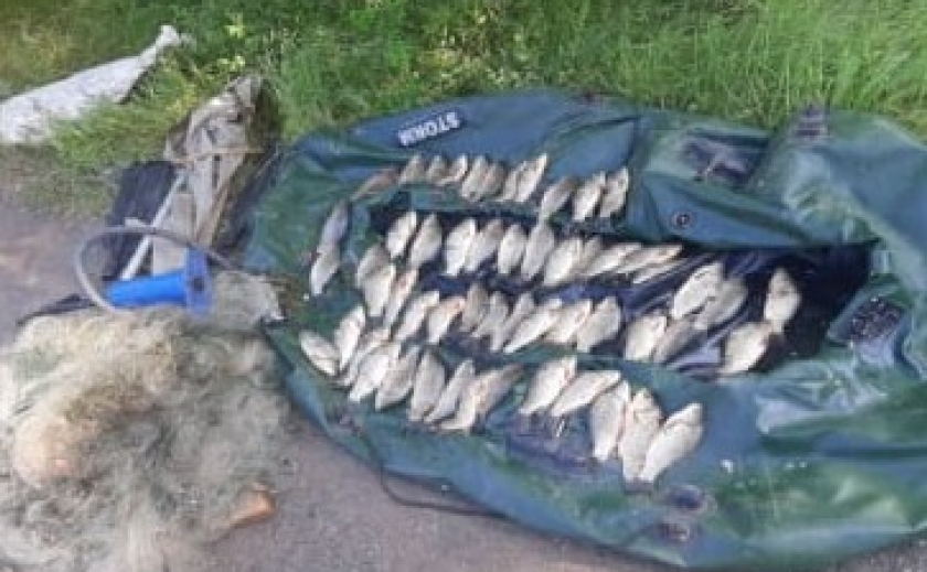Ловили рибу забороненими знаряддями: на Дніпропетровщині затримали двох порушників