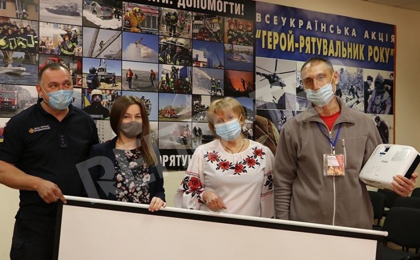 Выставке спасателей Днепра подарили мультимедийную технику
