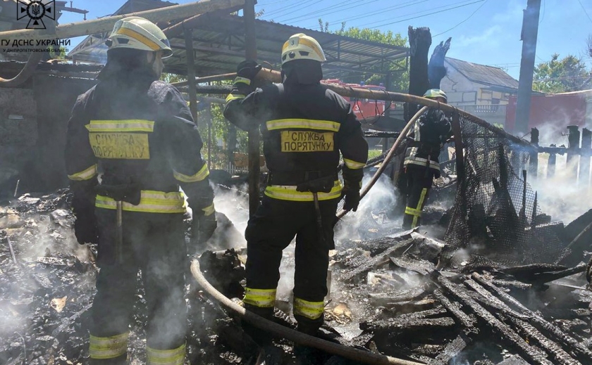 Вогонь перекинувся на сусідній будинок: у Дніпрі ліквідували масштабну пожежу у приватному житловому секторі