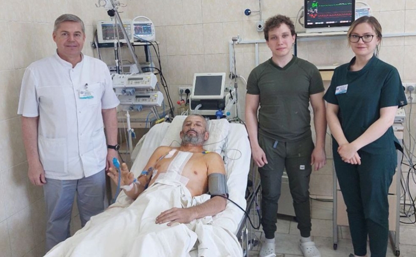 Уламки в серці, печінці та легенях: у Дніпрі врятували 52-річного захисника