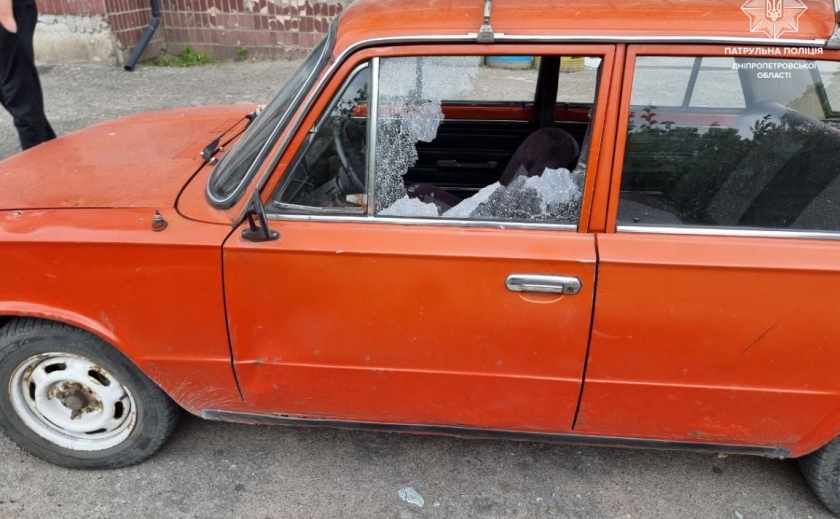 Пошкодили три автомобілі та зняли акумулятор: патрульні Дніпра затримали ймовірних зловмисників