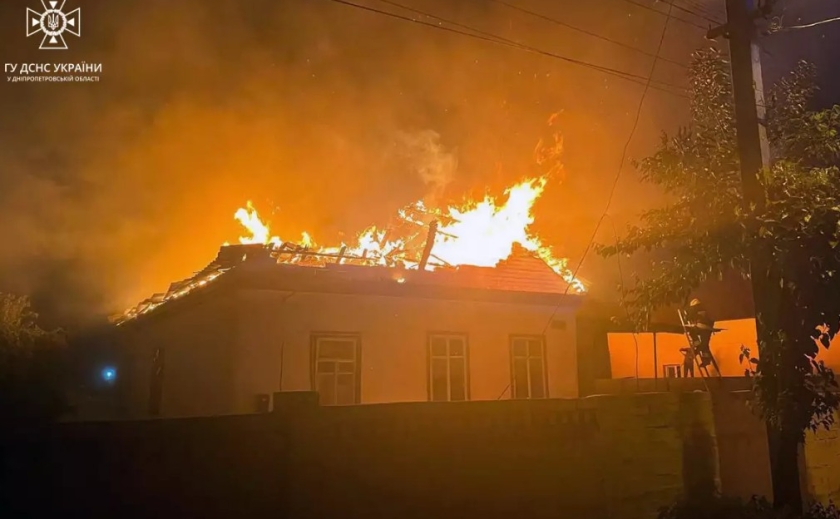 Загальна площа займання – 80 кв. м: у Дніпрі вогнеборці загасили пожежу в житловому будинку