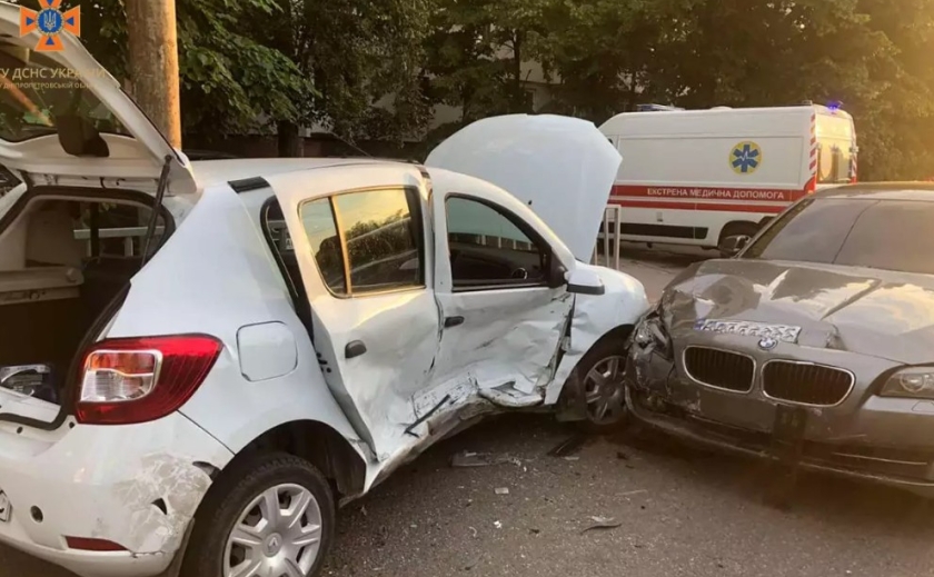 Травмовано водія: у Дніпрі на вулиці Набережна Перемоги зіткнулися «Renault Logan» та «BMW»