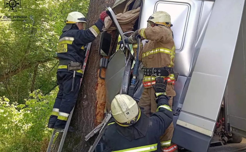 Не впорався з керуванням та в’їхав у дерево: у Дніпровському районі співробітники ДСНС деблокували водія з понівеченої вантажівки