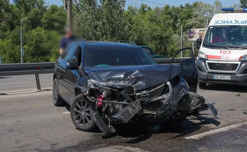 Масштабна ДТП з постраждалими на з’їзді з Нового мосту у Дніпрі: подробиці