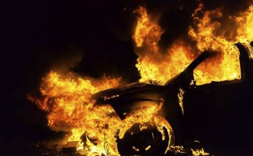 У Дніпрі на Казакевича невідомі підпалили BMW