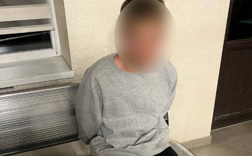 Вихопив телефон і втік: патрульні Дніпра затримали підлітка, що грабував перехожих
