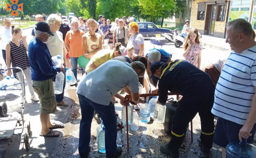 Разом проти біди: рятувальники Дніпропетровщини продовжують здійснювати підвіз води для населення
