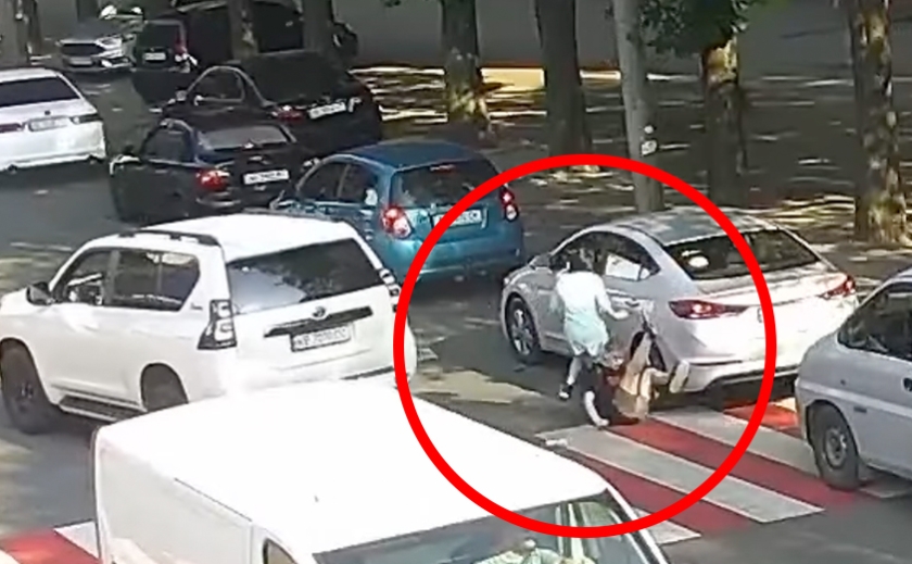 На вулиці Титова у Дніпрі водійка Toyota збила дітей на пішохідному переході