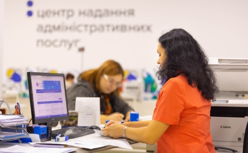 Цьогоріч через ЦНАПи Дніпропетровщини понад 18 тис. людей отримали статус переселенця