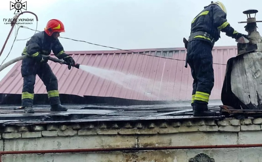 Вогнем пошкоджено дах та перекриття: у Дніпрі на проспекті Металургів горів приватний будинок Вогнем пошкоджено дах та перекриття: у Дніпрі на проспекті Металургів горів приватний будинок