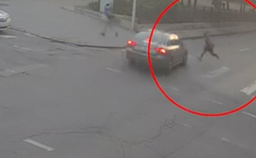 Перебігав дорогу: у Дніпрі на Яворницького Volkswagen збив 25-річного чоловіка