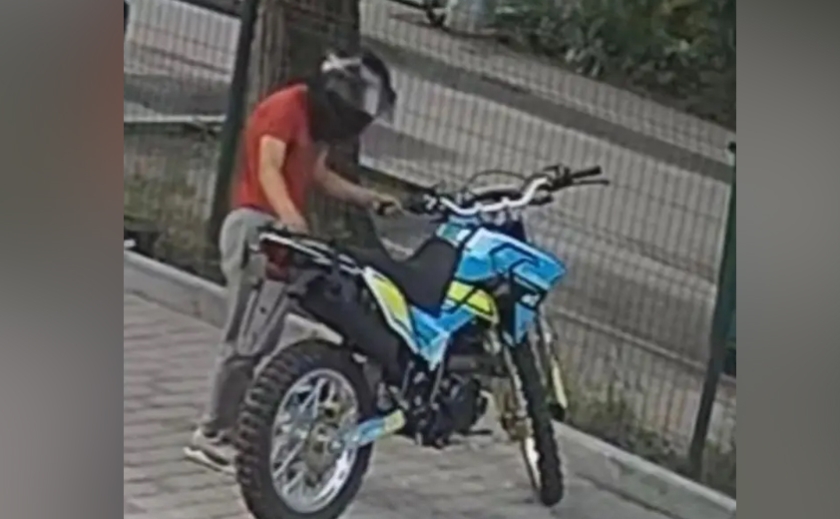 На ж/м Парус у Дніпрі чоловік намагався викрасти припаркований мотоцикл: подробиці