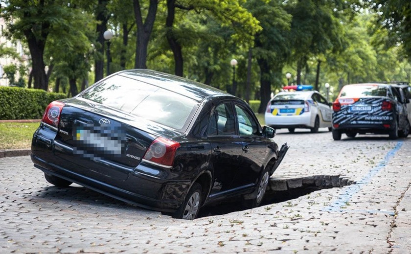 У самому центрі Дніпра під легковиком провалилася бруківка: деталі