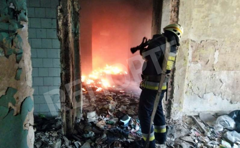 В Днепре сгорело заброшенное здание