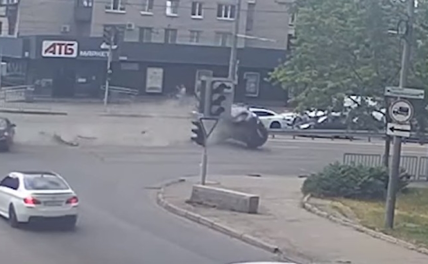 ДТП із перевертнем: у Дніпрі на Слобожанському проспекті зіткнулися два автомобілі
