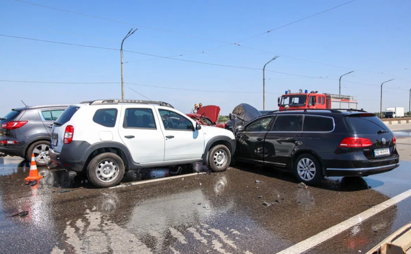 На Кайдацькому мості у Дніпрі зіткнулись 4 автівки: подробиці масштабної ДТП