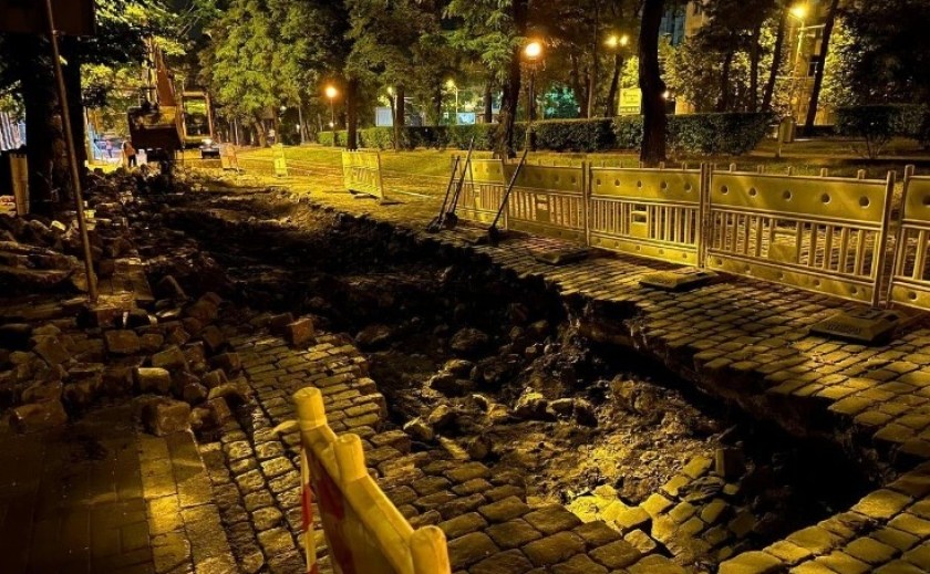 У Дніпрі ліквідовують провалля на просп. Д. Яворницького