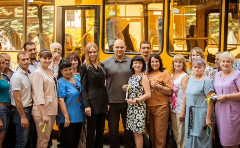 12 автобусів для ліцеїв Дніпропетровщини: начальник ОВА передав керівникам закладів ключі від новеньких машин
