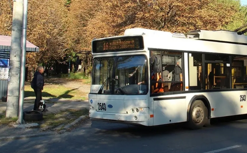 У Дніпрі водійка тролейбусу не зачинила двері, внаслідок чого з салону випала жінка: рішення суду щодо смертельного ДТП