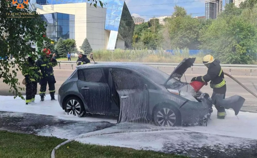 У Дніпрі на Набережній Перемоги загорівся електромобіль: деталі