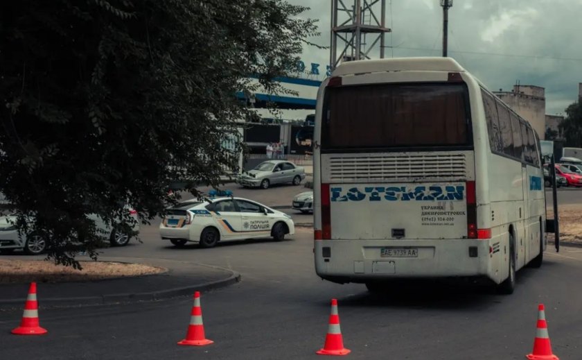 Переходили дорогу у невстановленому місці: у Дніпрі автобус збив чоловіка та жінку Переходили дорогу у невстановленому місці: у Дніпрі автобус збив чоловіка та жінку