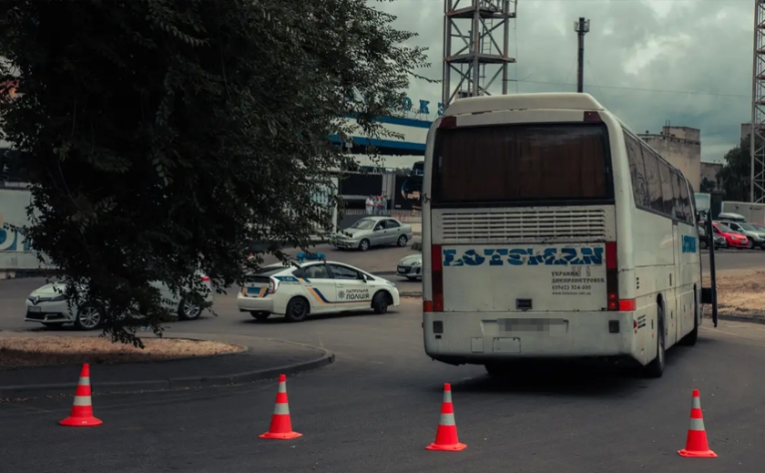 Біля автовокзалу у Дніпрі автобус збив чоловіка та жінку: 61-річна потерпіла померла у лікарні