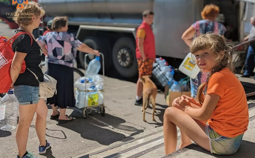 Рятувальники продовжують підвозити воду до зневоднених населених пунктів Дніпропетровщини