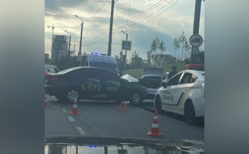 Рух транспорту ускладнено: навпроти Яхт-клубу «Січ» у Дніпрі сталася аварія