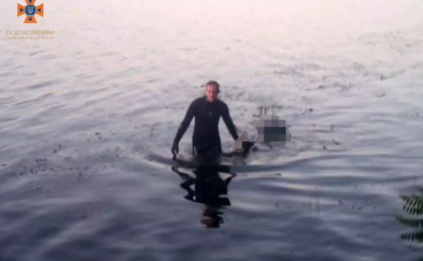 У Дніпровському районі водолази-рятувальники доправили до берега тіло потонулого чоловіка