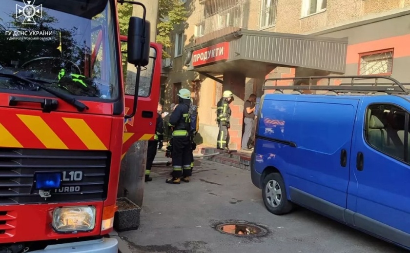 У Дніпрі горів продуктовий магазин на вулиці Генерала Пушкіна У Дніпрі горів продуктовий магазин на вулиці Генерала Пушкіна