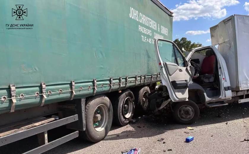 На трасі Харків – Дніпро зіткнулися дві вантажівки: є загиблі