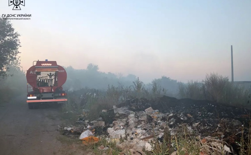 У Дніпровському районі вогнеборці ліквідували масштабне займання сміття