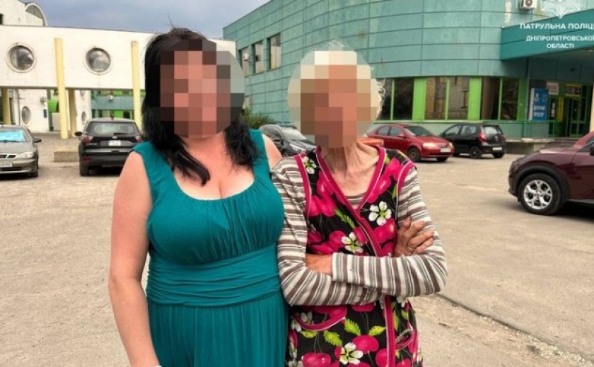 Патрульні Дніпра повернули додому жінку, яка загубилася