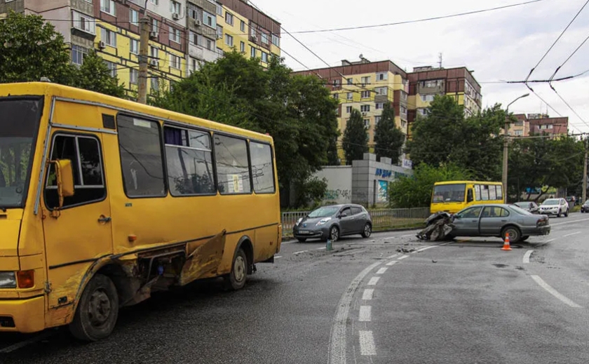На вулиці Марії Лисиченко у Дніпрі зіткнулись Nissan та автобус №136: є постраждалі
