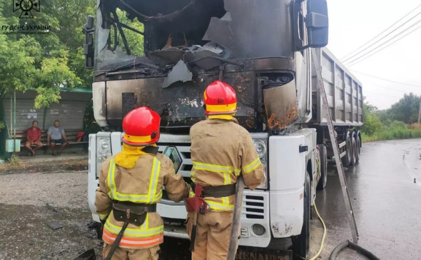 У Дніпровському районі вогнеборці ліквідували займання вантажівки