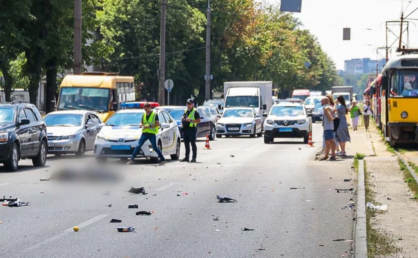Мотоцикліст збив жінку: смертельне ДТП на проспекті Богдана Хмельницького у Дніпрі