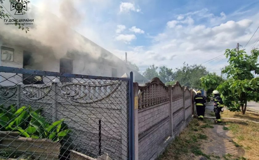 У Дніпрі надзвичайники ліквідували пожежу у будинку на двох господарів