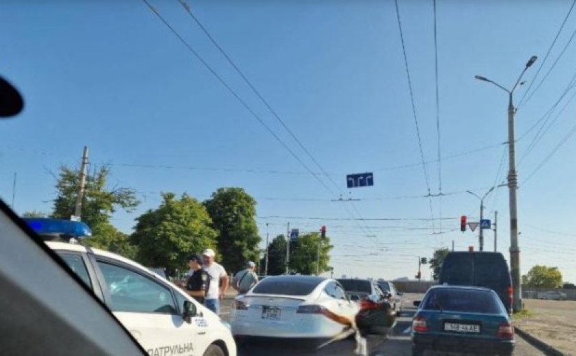 У Дніпрі на вул. Січеславська Набережна сталася ДТП: рух ускладнено