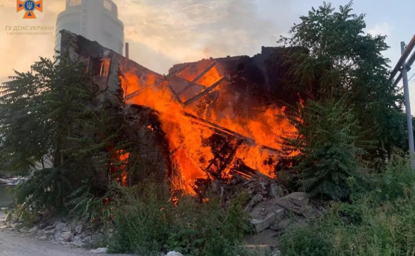 Вогнеборці Дніпра приборкали пожежу у двоповерховій будівлі у Соборному районі