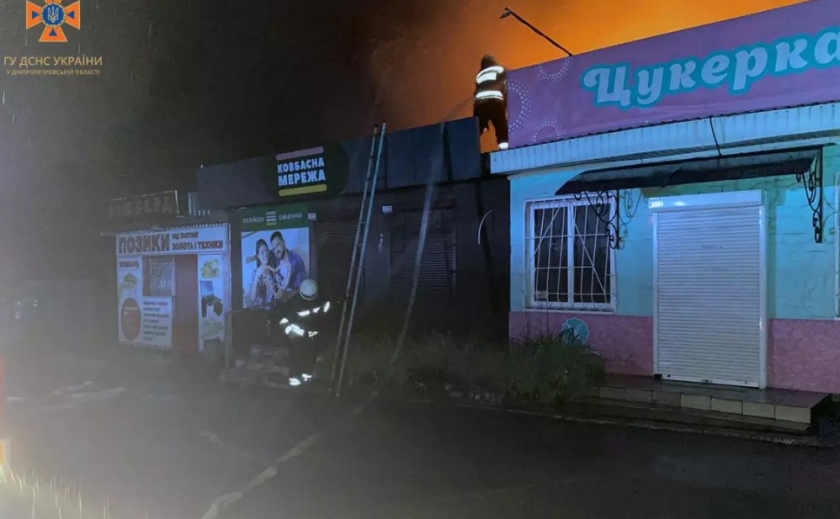 Вогнем пошкоджено дах та два холодильники з продуктами: у Дніпрі на вулиці Данила Галицького горів магазин