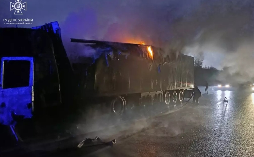 Знищено кабіну та причеп із продукцією всередині: у Дніпровському районі зайнялася вантажівка