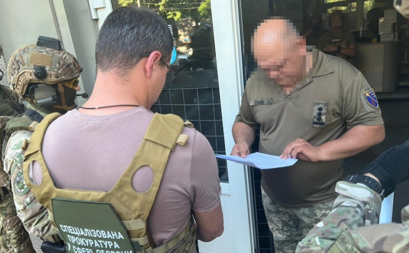 Придбав майна на 350 тисяч доларів: обласному воєнкому Дніпропетровщини загрожує до 10 років позбавлення волі