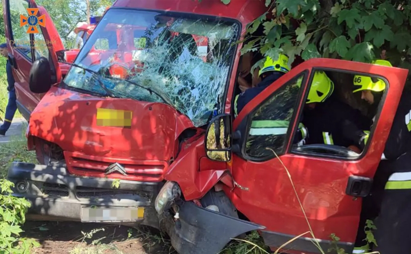 Рятувальники деблокували водія з понівеченої автівки: ДТП з потерпілим у Камʼянському районі