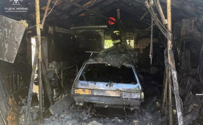 Вогнеборці Дніпра ліквідували займання гаража з автомобілем всередині