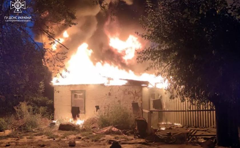 У Дніпрі надзвичайники ліквідували пожежу у житловому будинку на вулиці Верстова